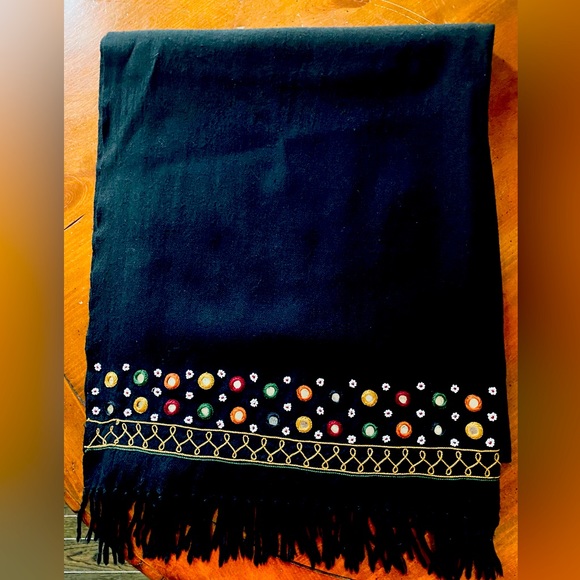 Beautiful soft wool full sized wrap/scarf with an intricate design 💝 - Picture 4 of 15